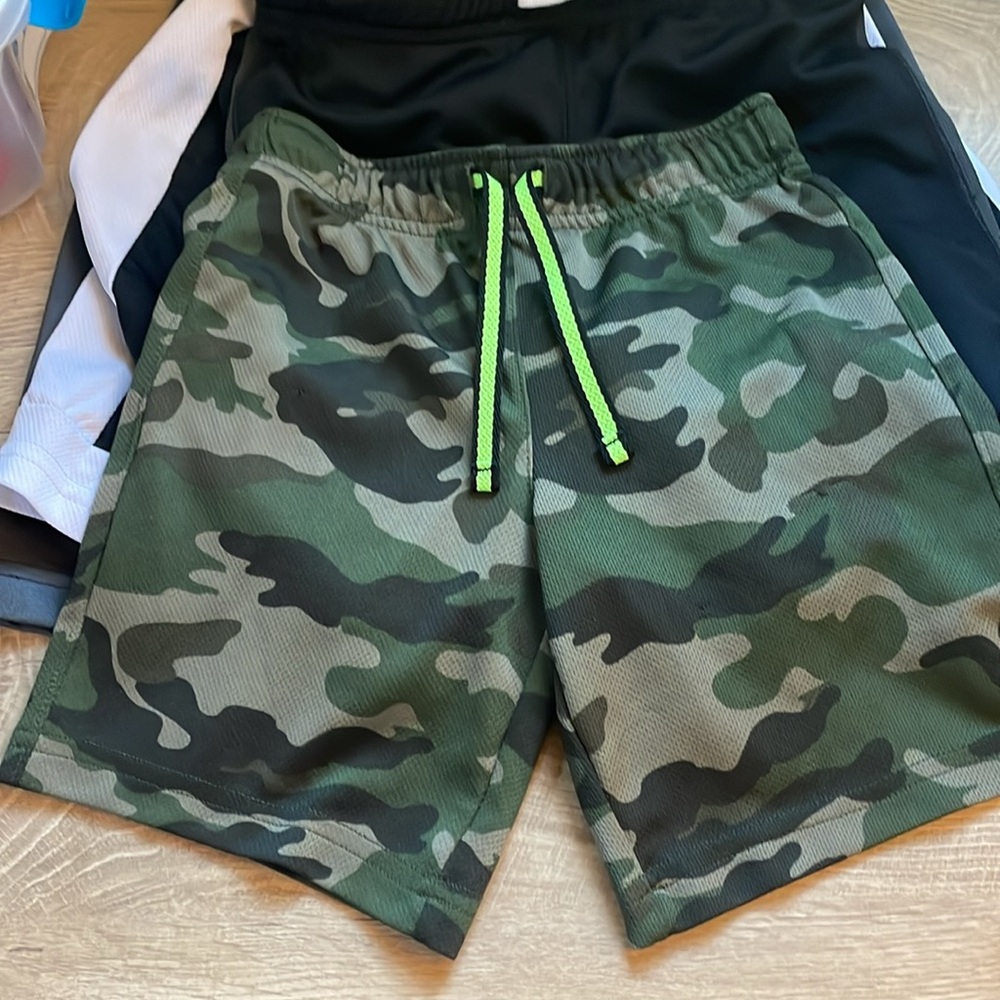 Bundle of 7 shorts size 5T - Picture 10 of 15